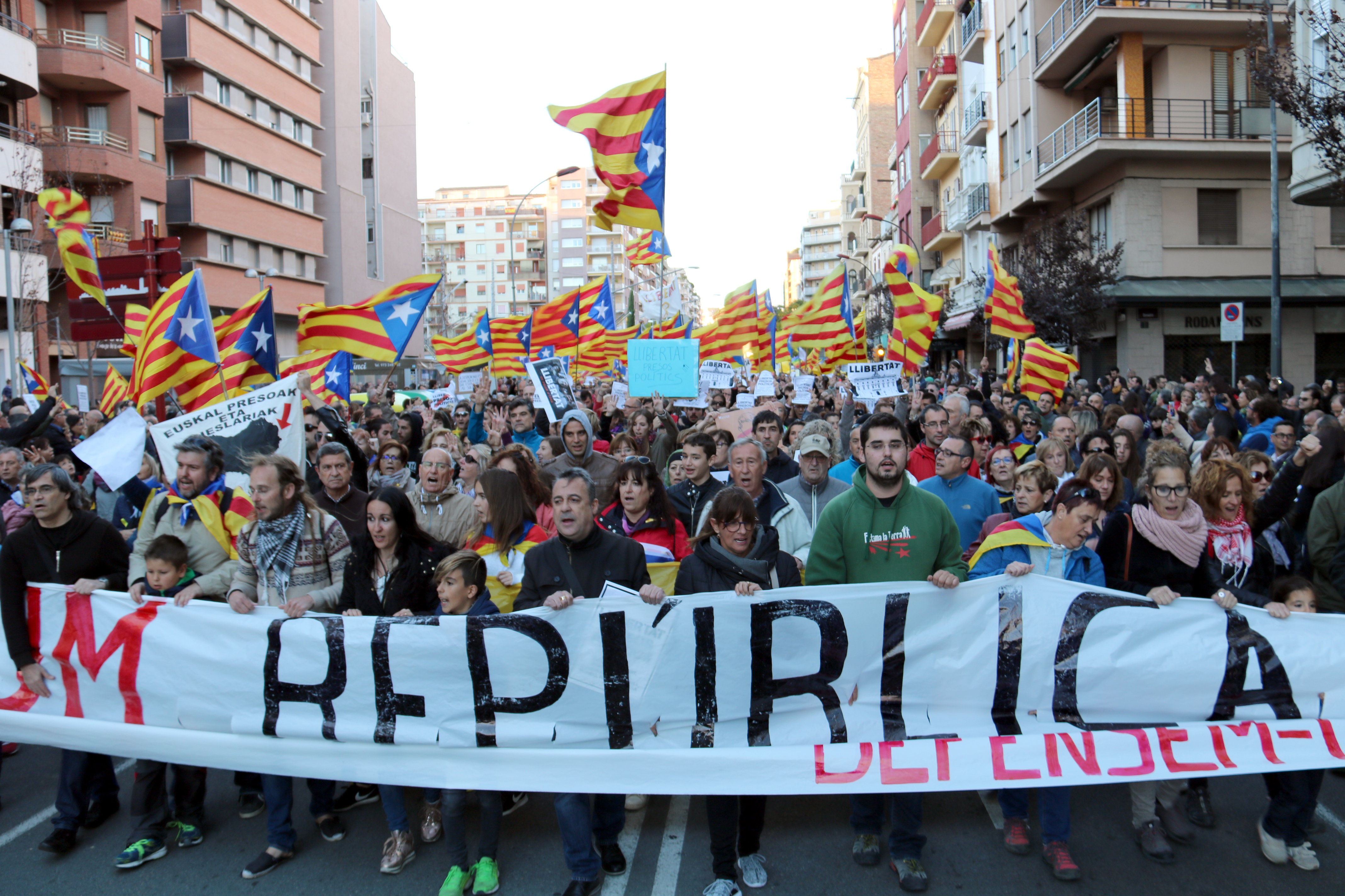 Milers de persones tornen a omplir els carrers de Lleida reclamant llibertat pels “presos polítics