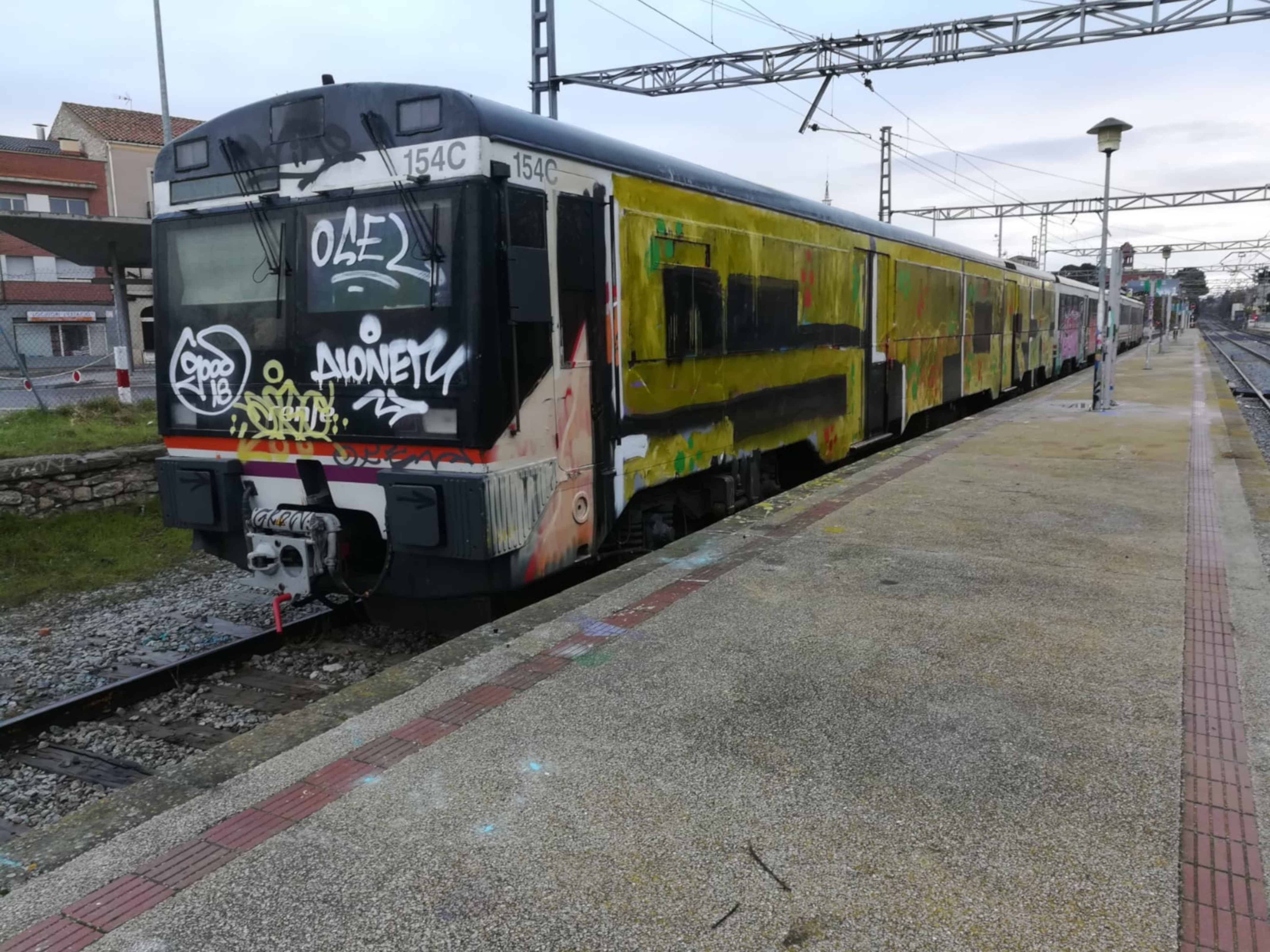 Uns grafiters pinten per segona vegada aquest mes un tren que havia de sortir de Cervera amb destinació Lleida
