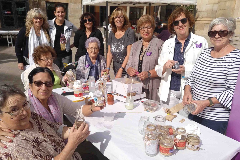 Tallers de manualitats impartits avui a la plaça Major de Tàrrega