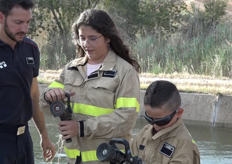 El parc de bombers de Tàrrega participa en un calendari solidari