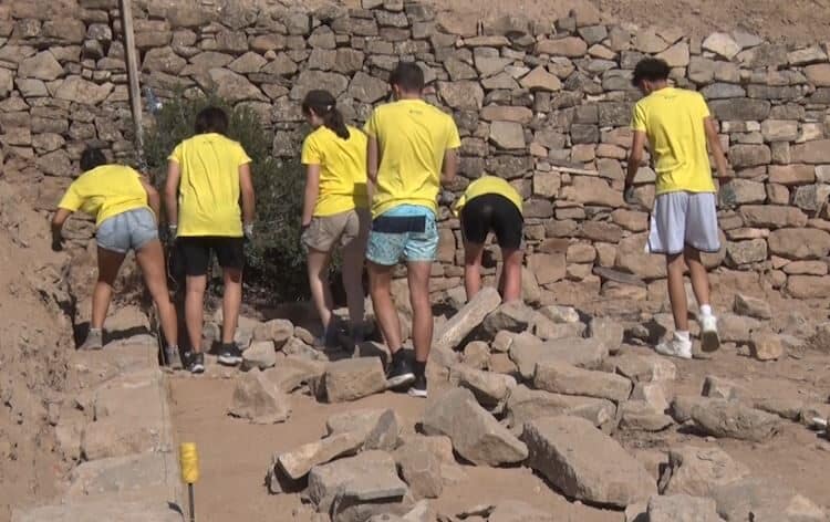 Una quinzena de joves d’arreu d’Espanya treballen per a la recuperació del Pla del Lluçà