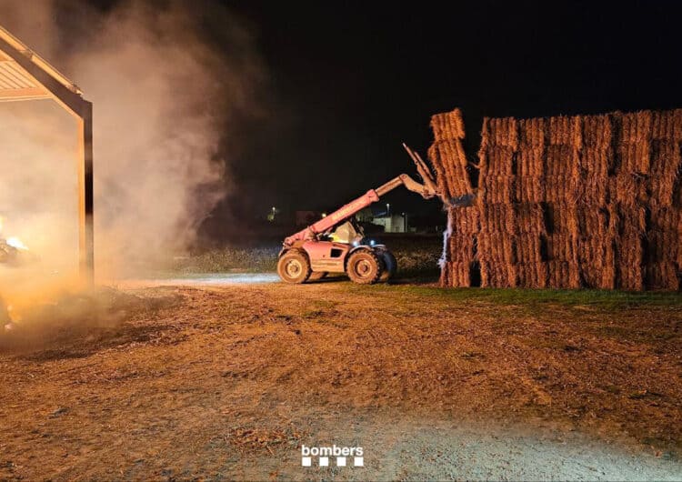 Els Bombers treballen per extingir un incendi afavorit pel vent en un cobert i un magatzem de palla a Anglesola