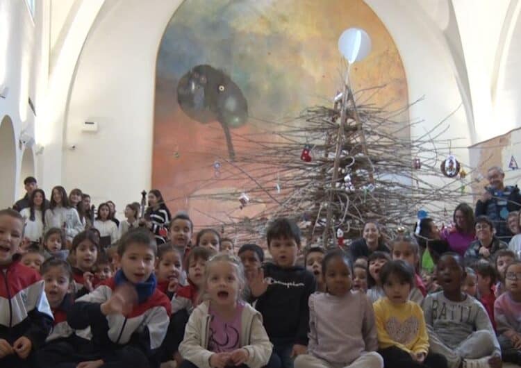 Alumnes d’Infantil d’Agramunt guarneixen l’arbre de Guinovart un any més